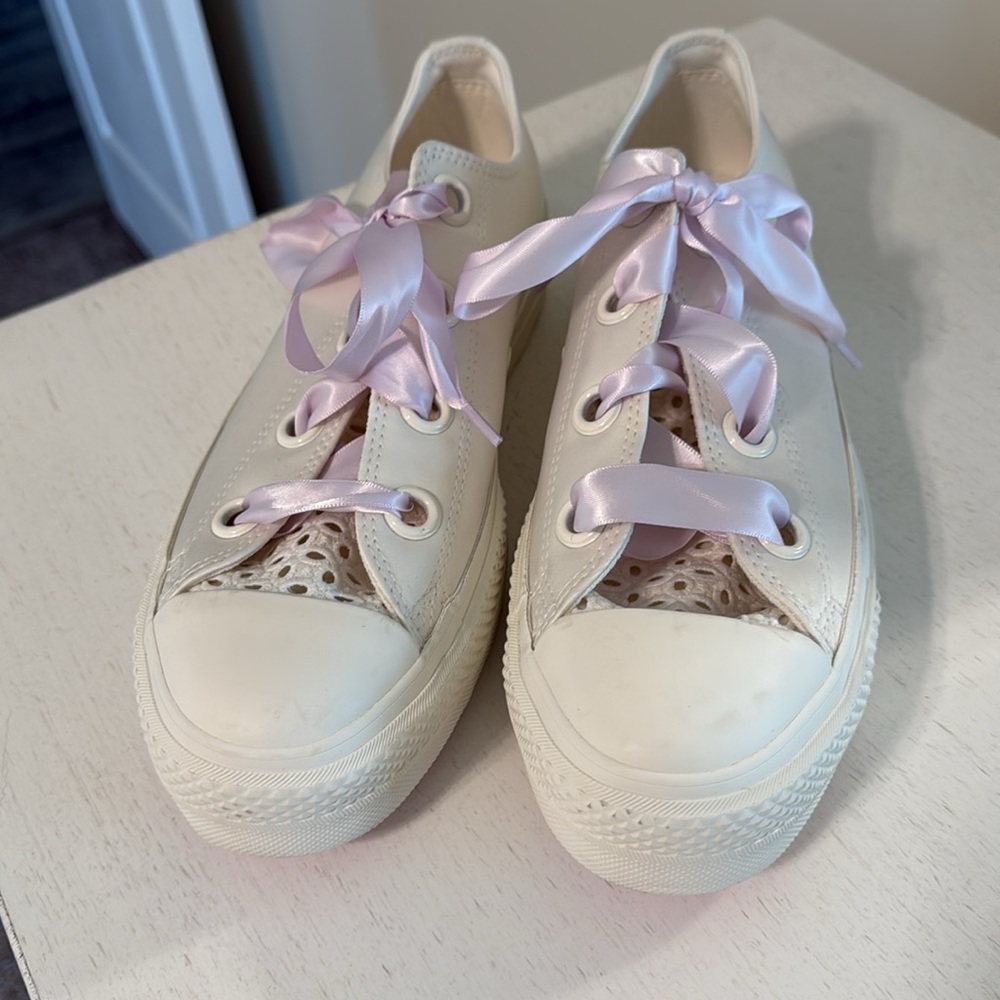 Converse Women's Lift Ox Matte Satin Cream/Lilac Platform Sneakers / Size 10